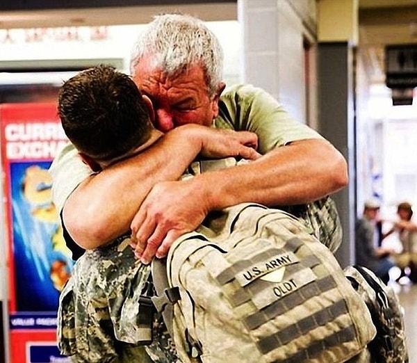 16. Askerden dönen oğluna sarılan bir baba. Tarifsiz bir duygu!