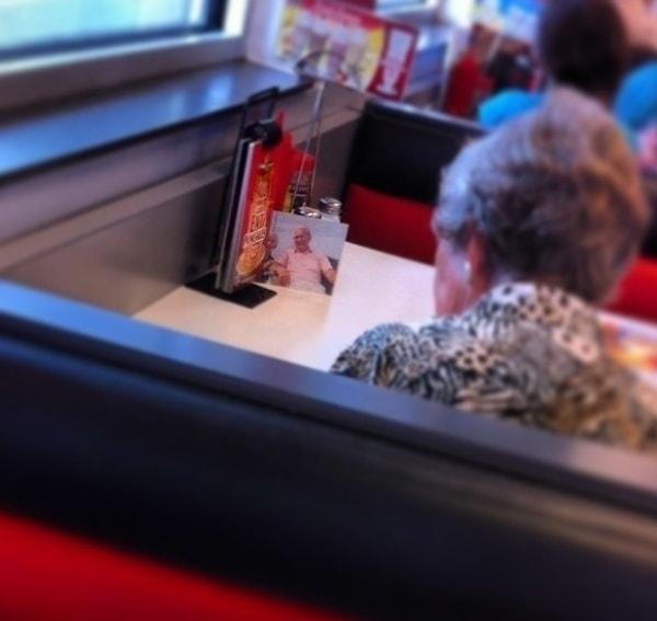 32. Eşi bu kez gerçekten karşısında olmasa da onun fotoğrafıyla birlikte yemek yemeye devam eden bir kadın. Gerçek aşk!