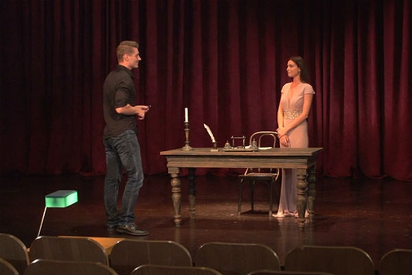 2. Яна признается, что была обижена, когда Алексей отдал розу другой девушке