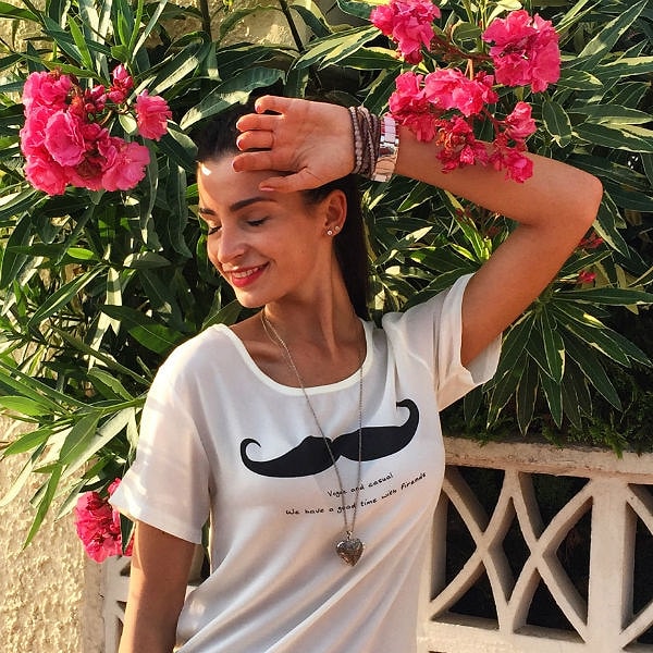 6. С другими девушками Яна старается вести себя нейтрально, так как осознает, что она сильный соперник, к тому же, она пришла на проект не для того, чтобы заводить подруг