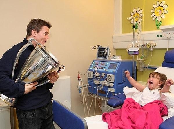 21. Rugby hayranı olan hasta bir çocuk için takımın oyuncusu şampiyonluk kupasıyla birlikte sürpriz yapıyor.