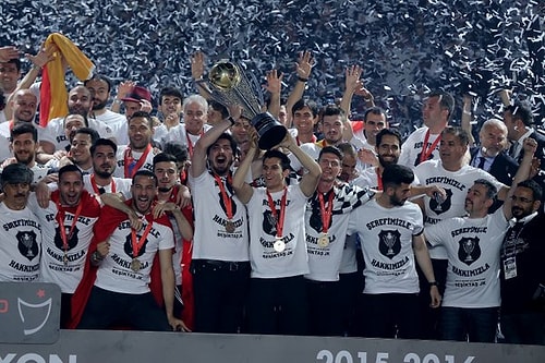 Vodafone Arena Bayram Yeri: Şampiyon Beşiktaş Kupasını Kaldırdı!