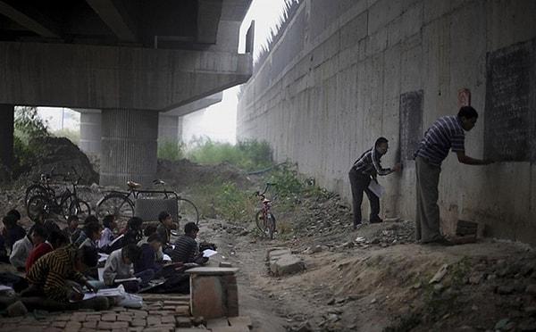 30. Hindistan'daki gönüllü öğretmenler yoksul mahallelerdeki çocuklara ücretsiz ders veriyor.