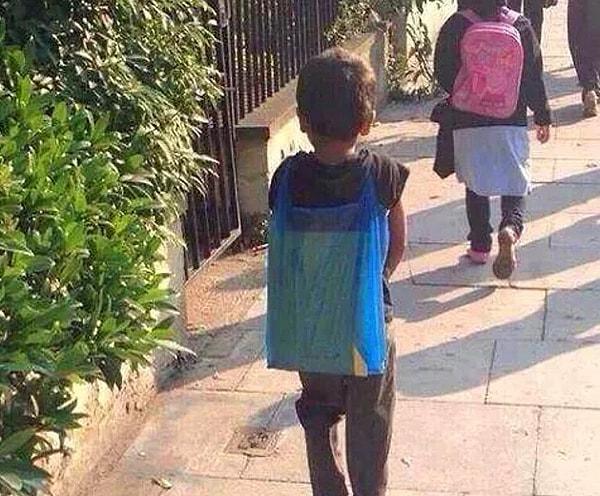 15. Sırt çantası olarak poşet kullanmak zorunda kalmış Filistinli bir çocuk.