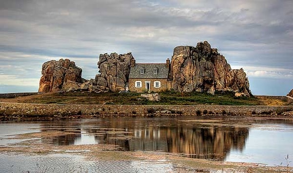 12. Дом между скал (Франция)