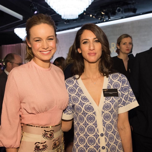 Oscar ödül töreninde Deniz Gamze Ergüven, En İyi Kadın Oyuncu ödülünü kazanan Brie Larson ile birlikte.