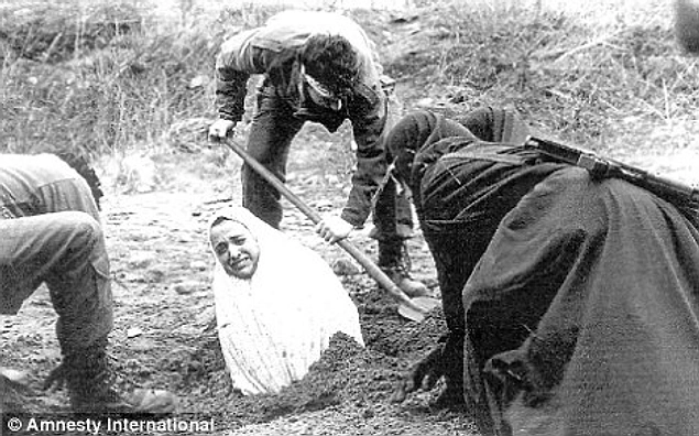 Zina işleyenleri recm etmekten, dinden çıkanları öldürmeye kadar, insanlığa sığmayan pek çok eylem gerçekleştirilmeye başlandı.