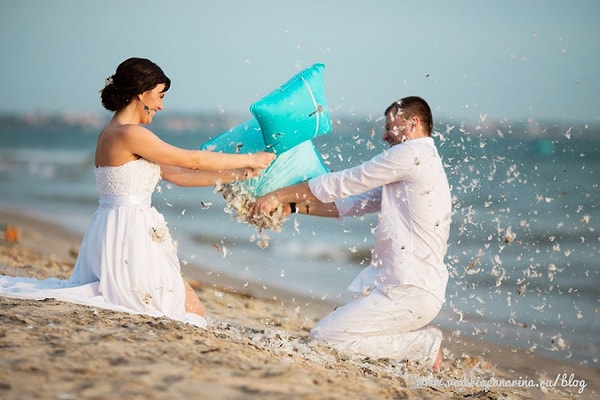 10. Устройте бой подушками