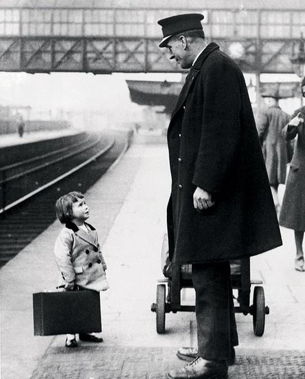 17. 1936 İngilteresinde Bristol Demiryolu Üzerinde Küçük Bir yolcu İstasyon Görevlisine  Danışırken
