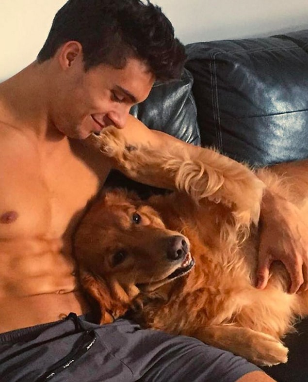 Köpekleri de seviyor hem.