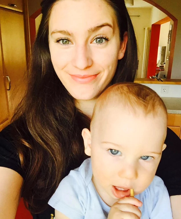 Bir asker eşi olan 21 yaşındaki Naomi Jael Covert, Almanya'daki Vilseck kasabasında yaşıyor. Kucağındaki tatlı bebek ise 10 aylık oğlu TJ.