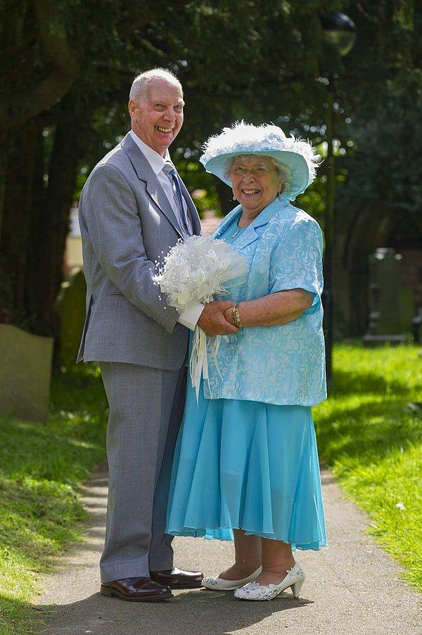 İngiltere'de yaşayan 85 yaşındaki Colin Dunn ve eşi 82 yaşındaki Sally Smith, 44 yıl süren birlikteliğin ardından geçtiğimiz hafta evlenmişler.