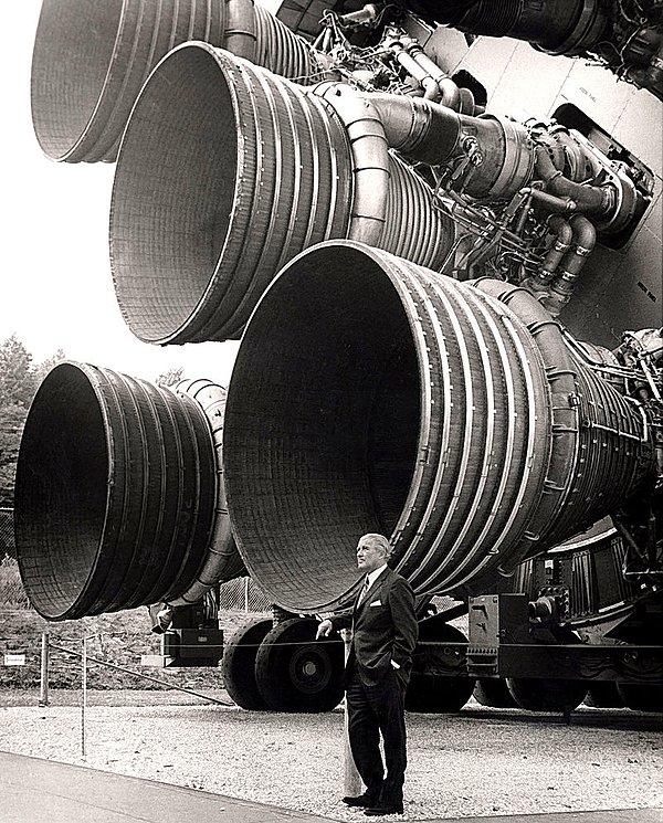 Wernher von Braun Satürn V Roketlerinin Önünde (1969)
