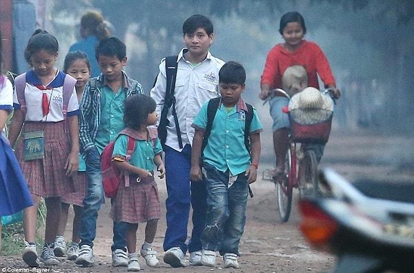 7. Ailenin okul çağında olan çocukları Leida, Dyna, Ploy, Lan, Do ve Darn, okula giden otobüse yetişmek için her sabah 6:45'te yola düşüyorlar.