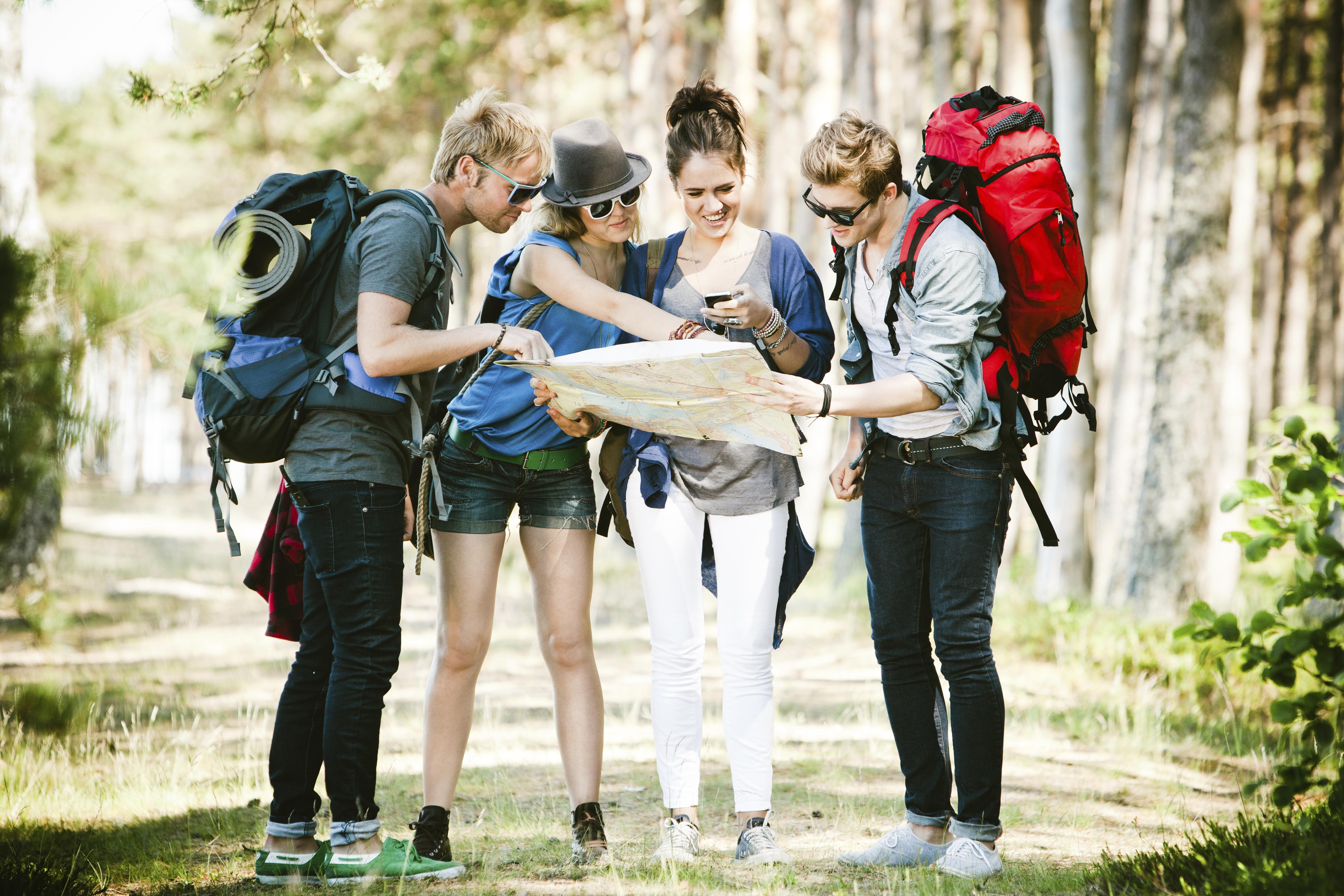 Find a camp. Студенты туристы. Туризм. Молодежь в походе. Подростки путешествия.
