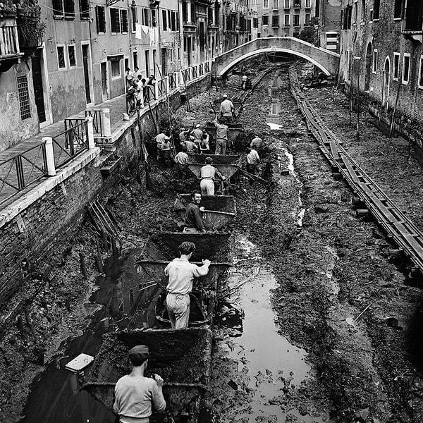22. Büyük Kanal boşaltılmış ve temizlenirken, Venedik, İtalya (1956)