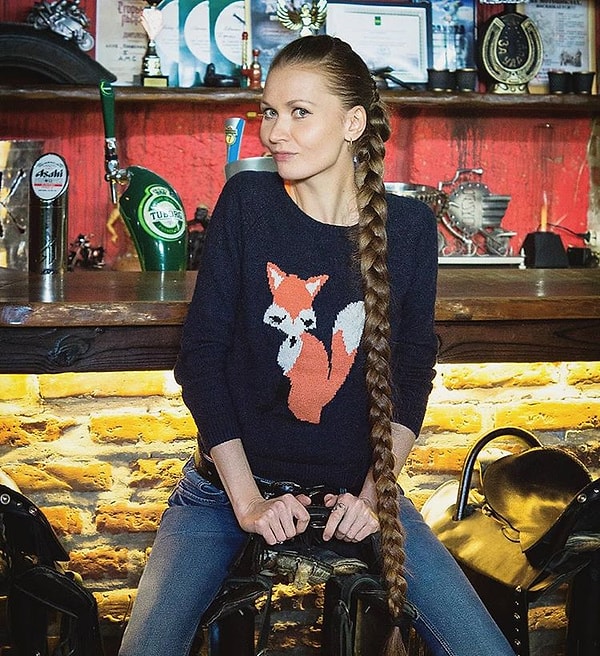 16. Это становится понятно из многочисленных снимков, выложенных ею в интернет.