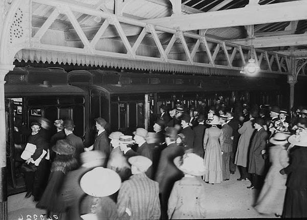 12. Sağ kurtulan akrabalarını Southampton'da bulunan tren garında bekleyen insanlar.