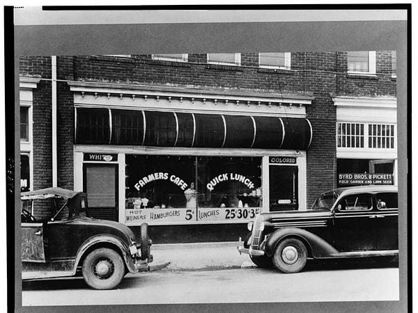 1940'da çekilmiş bir fotoğraf. Bir restoranın iki ayrı girişi olduğu görülüyor.