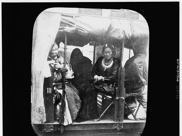 "Üçüncü sınıf - Yerli kadınlar" şeklinde sınıflandırılmış tren vagonu.