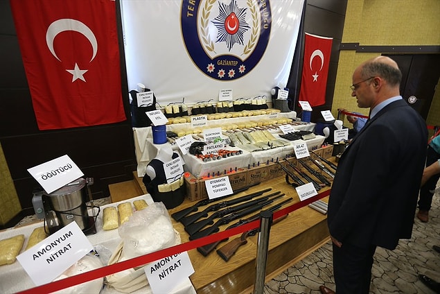 Kullanıma hazır canlı bomba yelekleri, patlayıcılar...