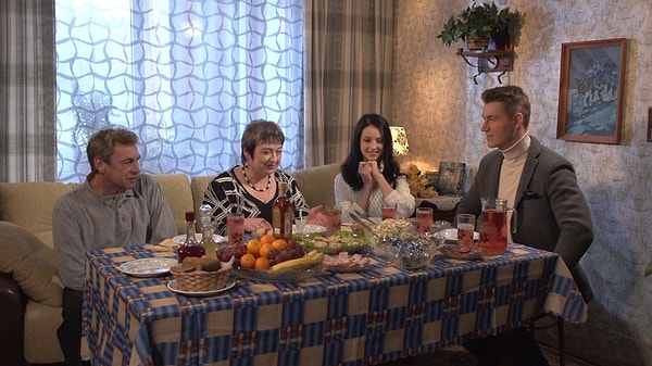 3. Алла Бергер представила Алексея своим бабушке и деду, приведя его в дом, где она росла.