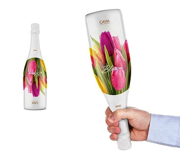 8. Бутылка вина и одновременно букет 💐 для дамы