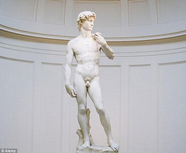 Peki, küçük penisli heykellerin en meşhur örneklerinden biri Rönesans Dönemi eserlerinden olan Davut (David) heykelinin pipisi korkudan mı büzüştü? 😅
