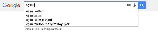 Şifreyi anca eşine sorarak öğrenebilirsin. Google'ın böyle bir hizmeti yok diye biliyoruz.