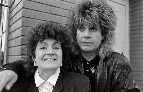 Sharon; Ozzy Osbourne ile henüz 18 yaşındayken, babası Don Arden, Black Sabbath’ın menajerliğini yaparken tanışmıştı.