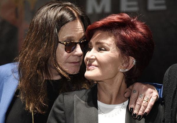 Boşanmak için avukatlarıyla görüşen Sharon’ı vazgeçirmek için sevgilisinden ayrıldığını söyleyen Ozzy Osbourne’un, bu şekilde evliliğini kurtarmaya çalıştığı da söylentiler arasındaydı.