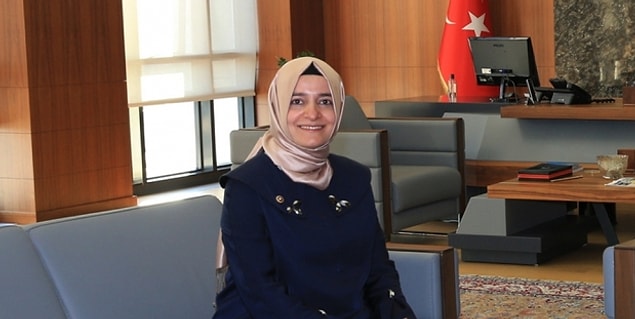 Genç bakanın yaşı merak edildi