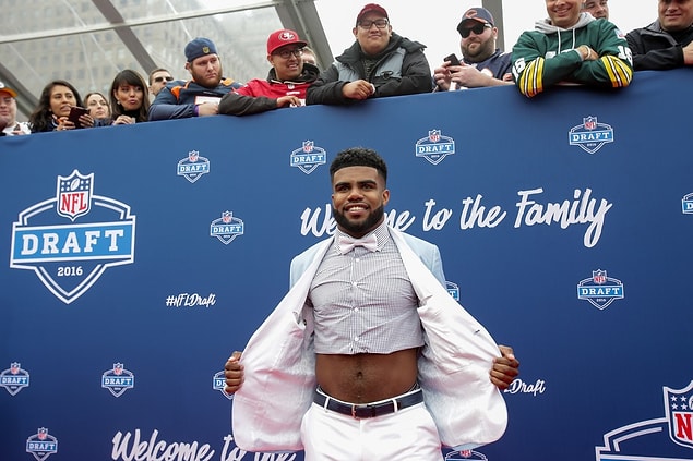 Amerikan futbolu oyuncusu Ezekiel Elliott, bu kıyafeti ile uzun süre konuşulmuştu.