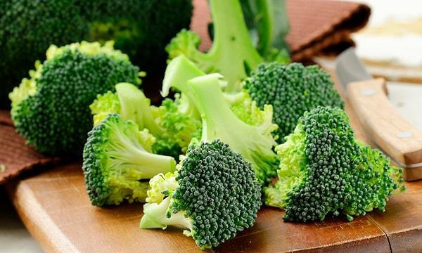 9. Protein içeriği yüksek sebzeler de var. Örneğin brüksel lahanası, ıspanak, brokoli, patates, kuşkonmaz, enginar, bezelye ve mısır.