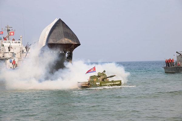 6. 70% сухопутных войск и 50% воздушных и военно-морских сил развернуты на приблизительно 100 км демилитаризованной земли между Северной и Южной Кореей по состоянию на 2014 год.