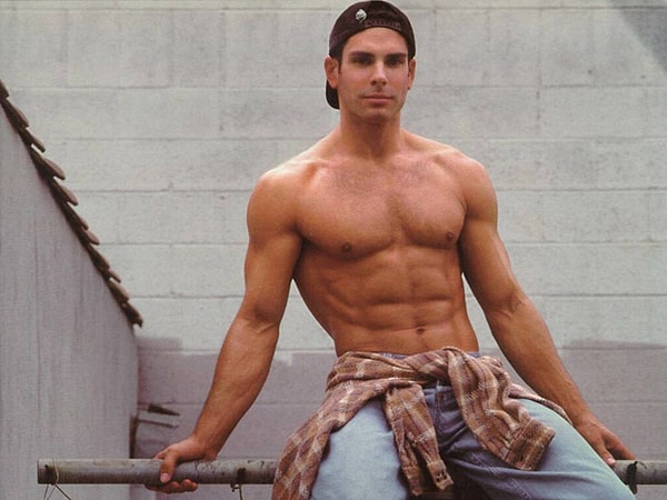 2. «Хотя у меня кубики на торсе, я занимаюсь сексом в футболке, потому что комплексую по поводу собственного тела»