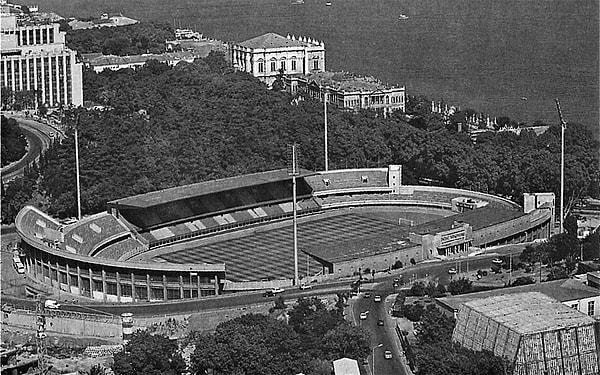 17. İlk başta ismi Dolmabahçe Stadı olan İnönü Stadı henüz açılmamıştı.
