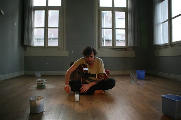 2. Mümkünse en az bir enstrüman çalmasını tercih ediyoruz. Darbuka ya da klasik gitar olması mühim değil. Entel bir görünüm sağlıyor.