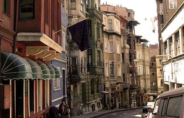 3. Film erkeğimiz mutlak suretle Galata, Cihangir gibi eski evlerin bulunduğu bir mahallede yaşamalı. Evin kira mı yoksa kendinin mi olduğunu film boyunca düşünüp durmalıyız.