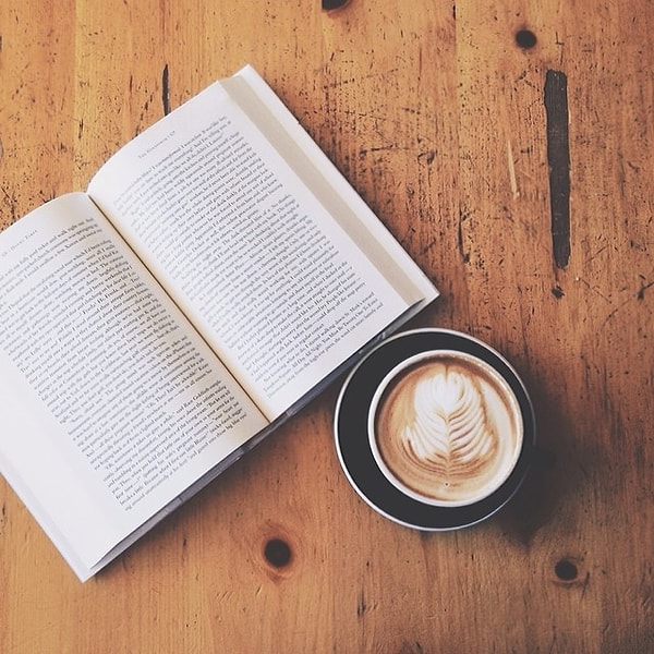 14. Люди, каждый день публикующие фото прочитанной книжки.