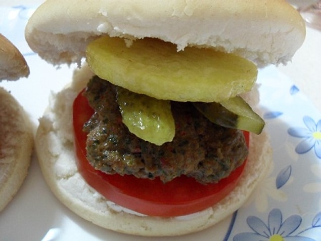 8. Öyle bir ev hamburgeri ki sen onu değil de o seni yiyecek.
