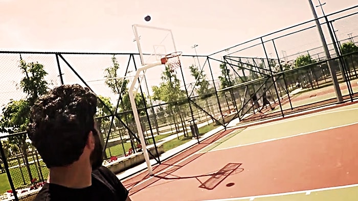 Hep Yabancılardan İzleyecek Değiliz: Amerikan Futbol Topuyla Tam İsabet Atışlar Yapan Genç