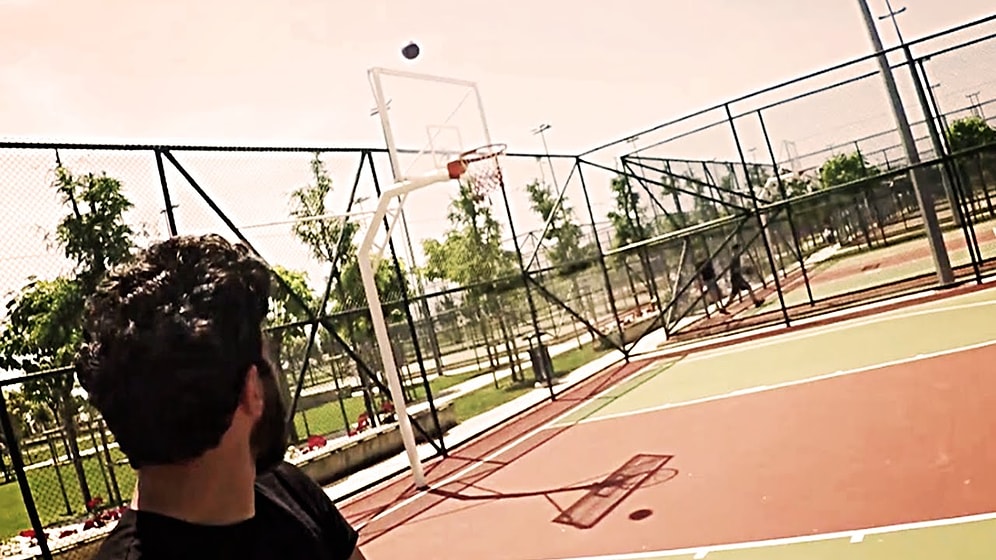 Hep Yabancılardan İzleyecek Değiliz: Amerikan Futbol Topuyla Tam İsabet Atışlar Yapan Genç