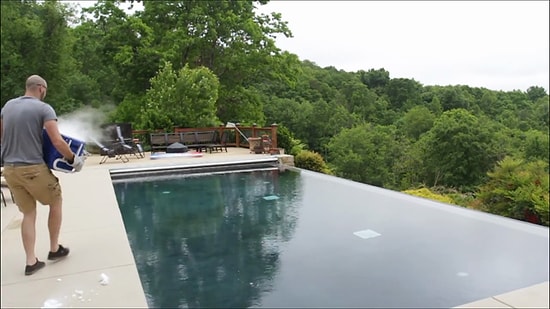 Что будет, если высыпать в бассейн 15 кг сухого льда?