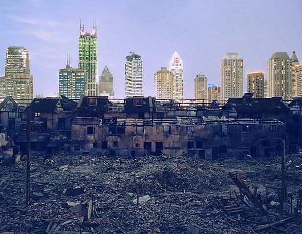 5. "Shanghai Falling" (Şanghay Düşüyor), Greg Girard, 2002.