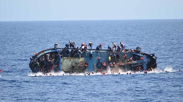 Hareket ettikten kısa süre sonra devrilen balıkçı teknesinde 500'den fazla göçmen bulunuyordu. Bu anları İtalyan sahil güvenlik ekipleri görüntüledi