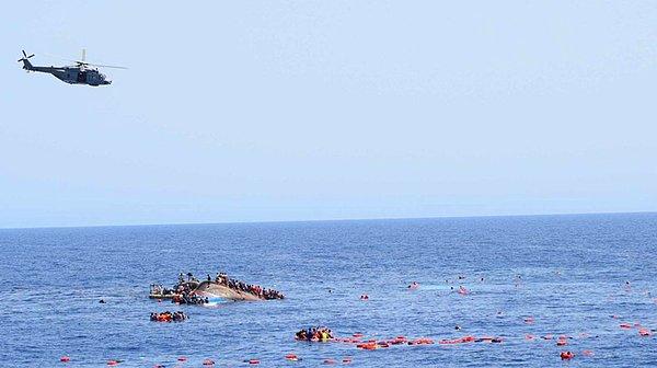 İtalyan sahil güvenlik ekiplerinin kurtarma operasyonuyla yüzlerce göçmen sağ olarak sudan çıkmayı başardı