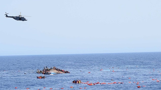 İtalyan sahil güvenlik ekiplerinin kurtarma operasyonuyla yüzlerce göçmen sağ olarak sudan çıkmayı başardı