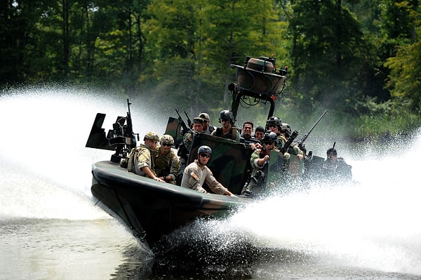 2. Английский эквивалент «морских котиков» — специальное подразделение морской пехоты Великобритании Special Boat Service (SBS). Процесс отбора новых рекрутов включает проверки на выносливость, тренировки в джунглях Белиза и отработку навыков выживания в бою, в том числе интенсивный допрос кандидатов. Пробовать вступить в ряды подразделения можно не более двух раз.