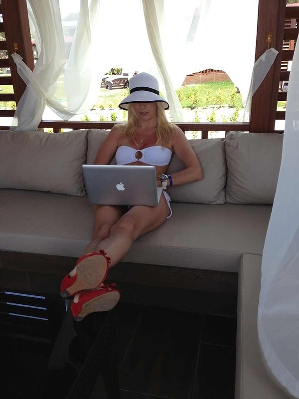 6. Несмотря на твердое решение постоянно быть рядом с семьей и друзьями, Елена не собирается бросать работу